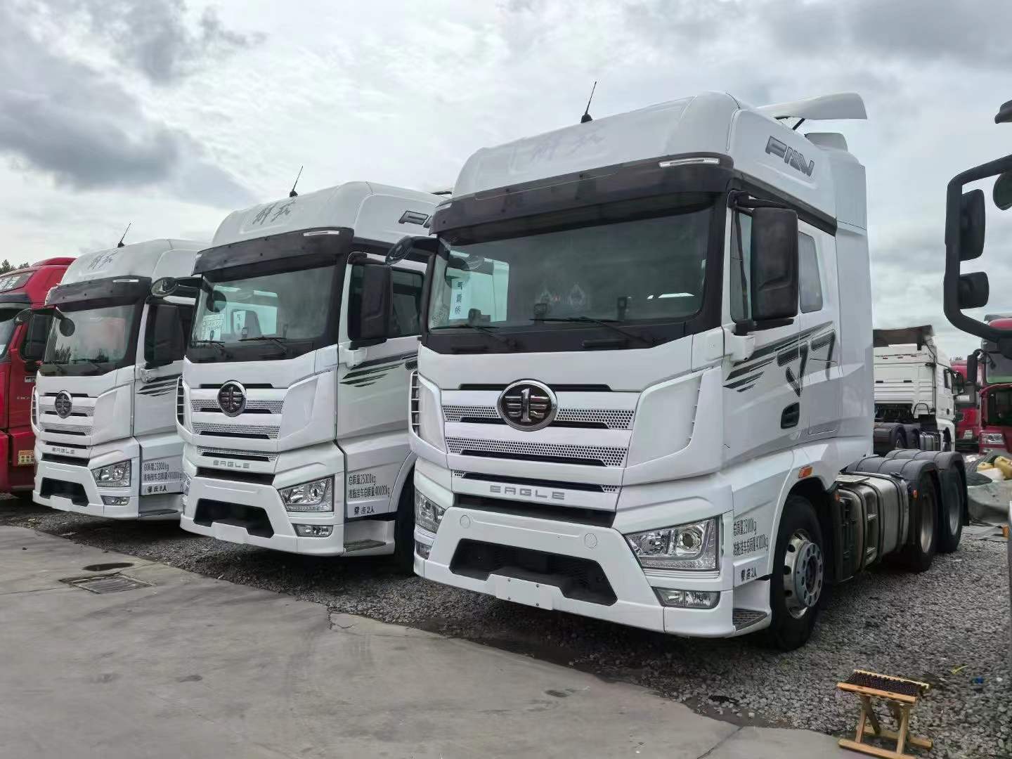 二手半掛牽引車報(bào)價(jià)如何評(píng)估?